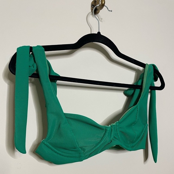 Beach Riot Blair Underwire Bikini Top in Green - Picture 4 of 6